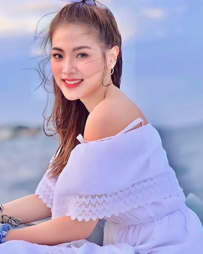Đôi chân gầy thiếu sức sống của Baifern Pimchanok. 