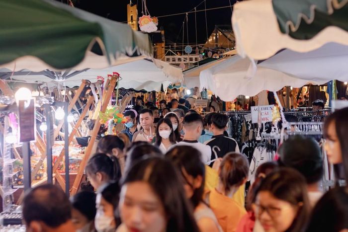 Chợ đêm kín ken du khách. Đây là điểm đến khó bỏ qua của các bạn trẻ khi tới Đà Nẵng.