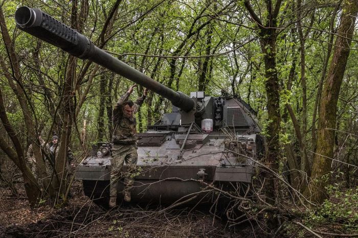 Một binh sĩ Ukraine bất lực với lựu pháo Panzerhaubitze. Ảnh: NYT