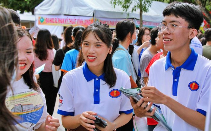 Đại diện Trường Đại học Khoa học Xã hội và Nhân văn, Đại học Quốc gia Tp.HCM đề nghị có hướng dẫn cụ thể thực hiện tự chủ đại học, đặc biệt là học phí để cân đối nguồn lực nâng cao chất lượng giáo dục.