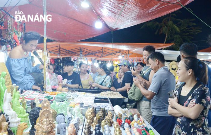 Nhiều hoạt động, lễ hội, sự kiện được tổ chức đã góp phần phục hồi du lịch thành phố. TRONG ẢNH: Du khách tham quan, mua sắm tại chợ đêm Sơn Trà. Ảnh: THU HÀ