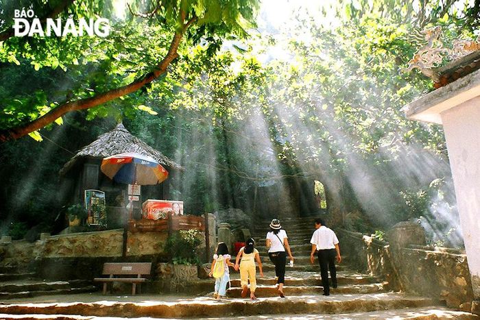 Danh thắng Ngũ Hành Sơn luôn là điểm đến thu hút du khách trong và ngoài nước. Ảnh: N.QUANG