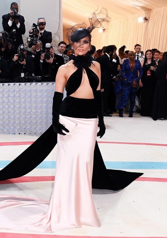 Jennifer Lopez khoe mặt mộc trong quá trình chuẩn bị cho Met Gala 2023. Ảnh: People, Shutterstock.