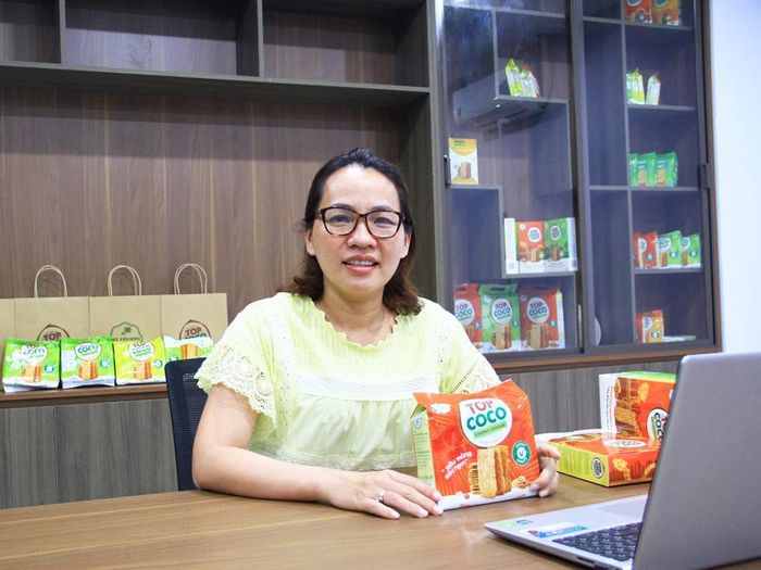 Chị Mai Thị Ý Nhi kể về hành trình đưa đặc sản bánh dừa nướng mè Top Coco ra thế giới. Ảnh: Quang Hải