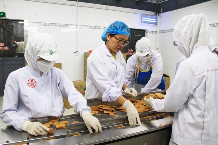 Mỗi tép bánh đều được chăm chút tỉ mẫn. Ảnh: Quang Hải