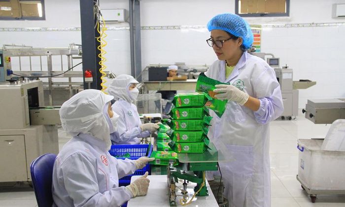 Chị Mai Thị Ý Nhi chia sẻ, hai vợ chồng đã dành trọn tuổi xuân cho bánh dừa nướng mè. Ảnh: Quang Hải
