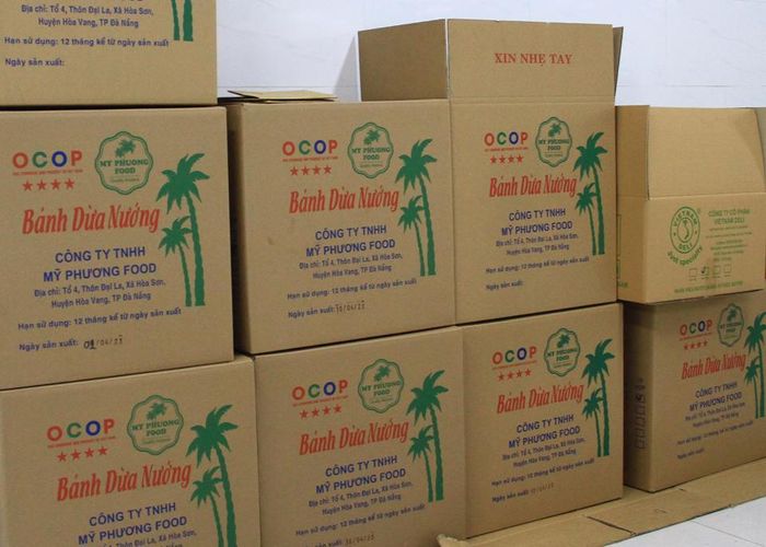 Những thùng bánh dừa nướng mè chuẩn bị đưa ra thị trường tiêu thụ. Ảnh: Quang Hải
