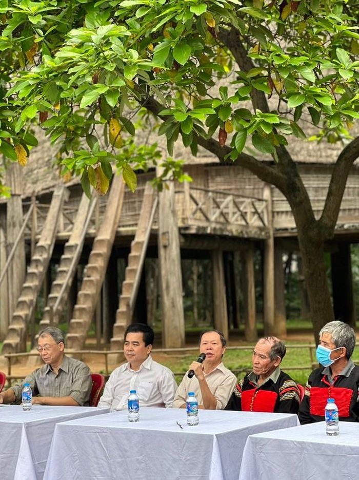 TS Lưu Hùng phát biểu tại tọa đàm