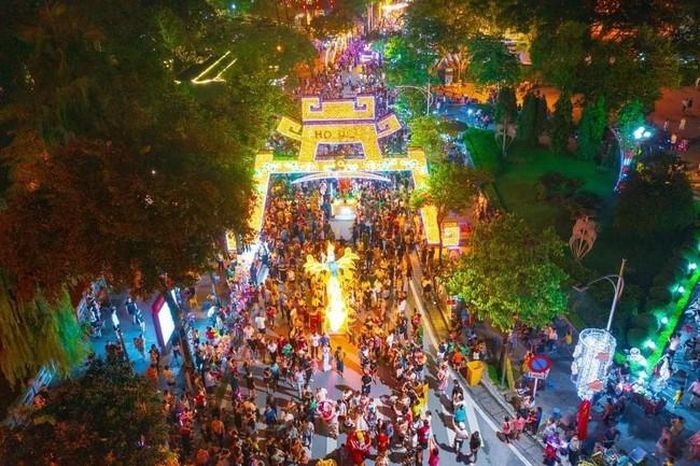 Tuyến phố đi bộ Thành cổ Sơn Tây thu hút hàng vạn lượt khách mỗi tối. Ảnh: TTXVN phát