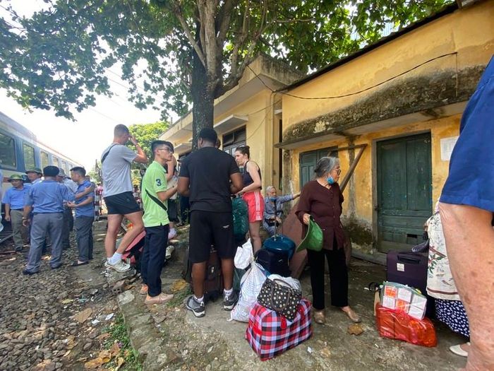 Các hành khách Tây và người dân, du khách Việt xuống tàu.