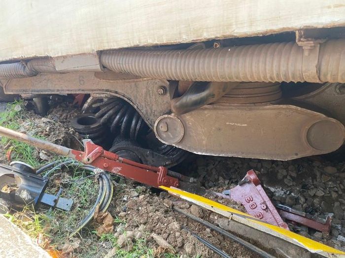 Các nhân viên đường sắt thuộc Công ty Cổ phần Đường sắt Bình Trị Thiên tới hiện trường để cứu hộ.