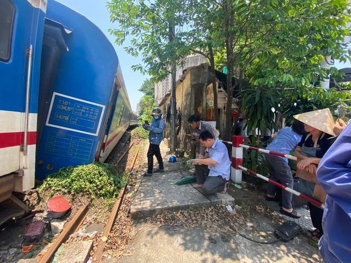 2 toa tàu số 5, 6 bị trật đường ray và nghiêng hẳn qua một bên.