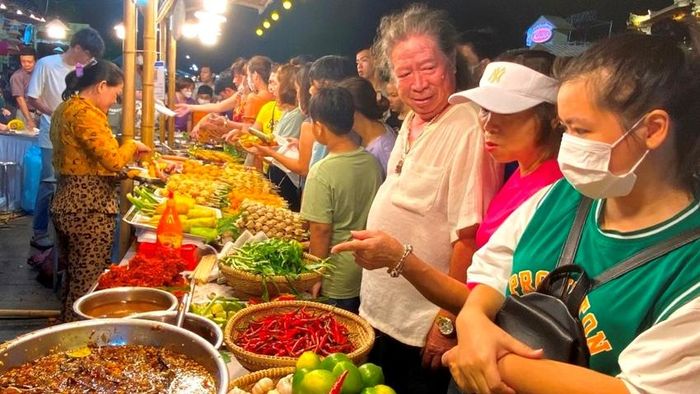  Lễ hội ẩm thực đón hàng ngàn người đến tham quan và thưởng thức các món ăn truyền thống. 