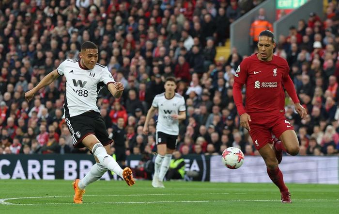 Vinicius cũng đe dọa khung thành Alisson