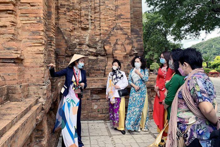 Du khách tham quan Tháp bà Ponagar, Nha Trang dịp lễ 30/4 vừa qua. Ảnh: Xuân Ngọc