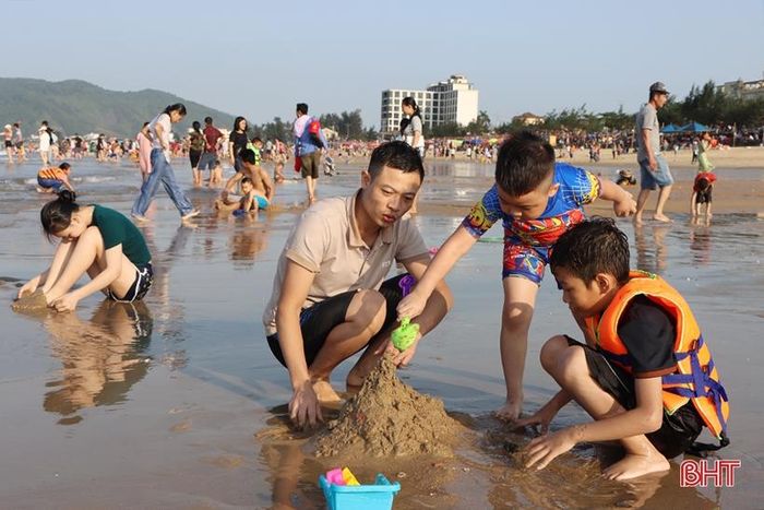 Với 70 nghìn du khách về với biển Thiên Cầm trong 5 ngày nghỉ lễ đã khiến các khách sạn, nhà nghỉ ở đây “cháy” phòng.