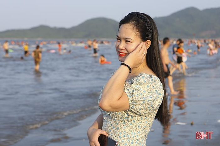 Chị Trần Thị Thảo (du khách đến từ TP Vinh) check in tại biển Lộc Hà trong kỳ nghỉ lễ 30/4 và 1/5/2023.