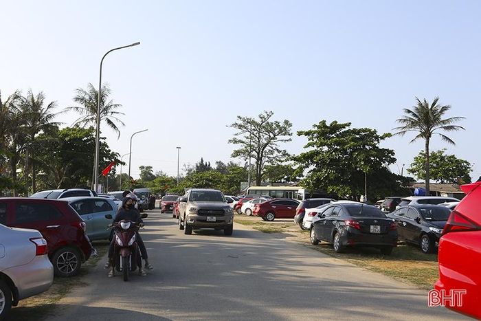 Dòng xe “ken đặc” trước các nhà hàng hải sản ở KDL Xuân Thành trong chiều 1/5.