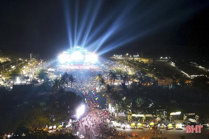 Lễ khai trương du lịch biển năm 2023 đã góp sức lan tỏa, quảng bá vẻ đẹp biển Hà Tĩnh đến du khách muôn phương. Ảnh: Đình Nhất