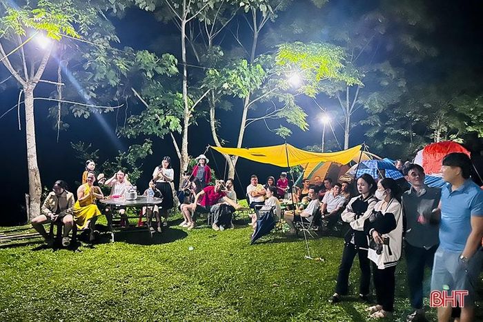 Đoàn khách 40 người từ Hà Nội trải nghiệm mô hình thí điểm du lịch cộng đồng ở bản Phú Lâm (xã Phú Gia, Hương Khê) trong kỳ nghỉ lễ 30/4 và 1/5 vừa qua.