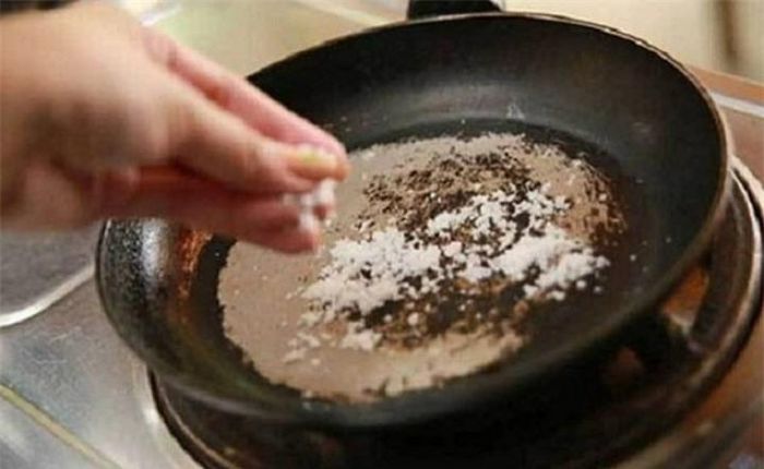 Làm sạch nồi, chảo bị cháy bằng muối.