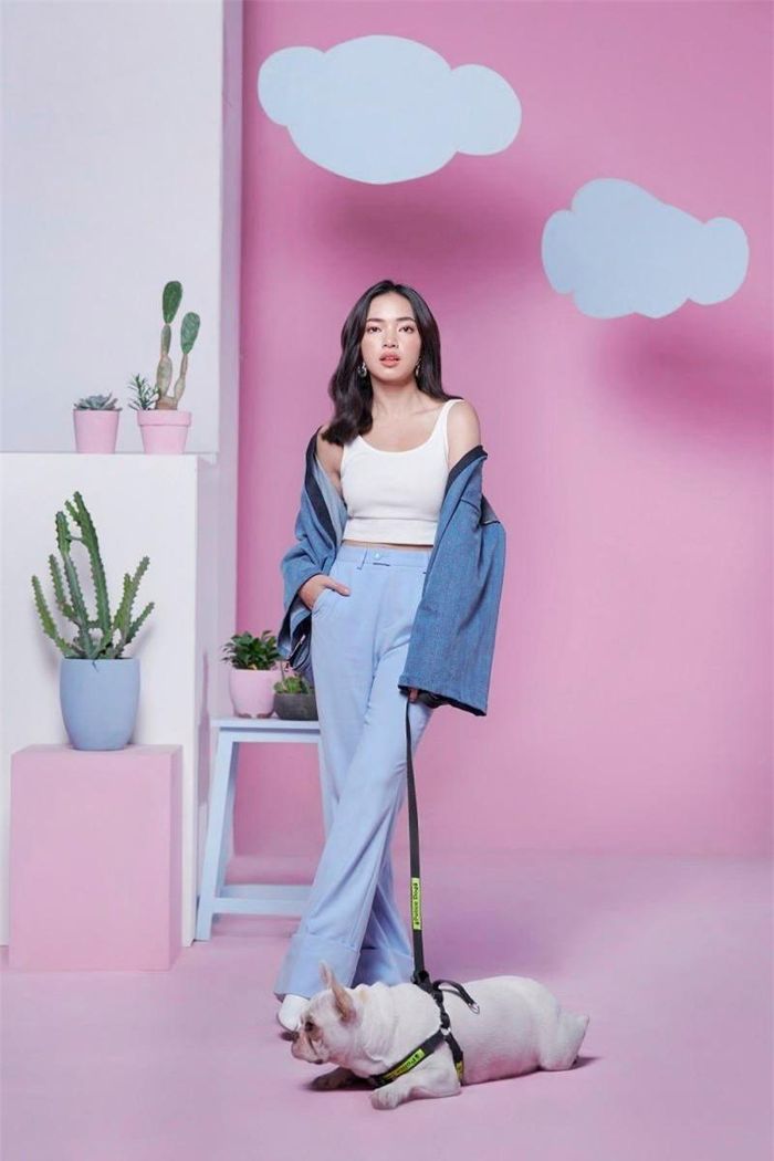Áo thun hai dây mặc cùng quần ống loe xanh pastel và áo khoác là một gợi ý từ fashionista Châu Bùi cho những bạn theo đuổi phong cách khỏe khoắn, bụi bặm. (Ảnh: @chaubui_)