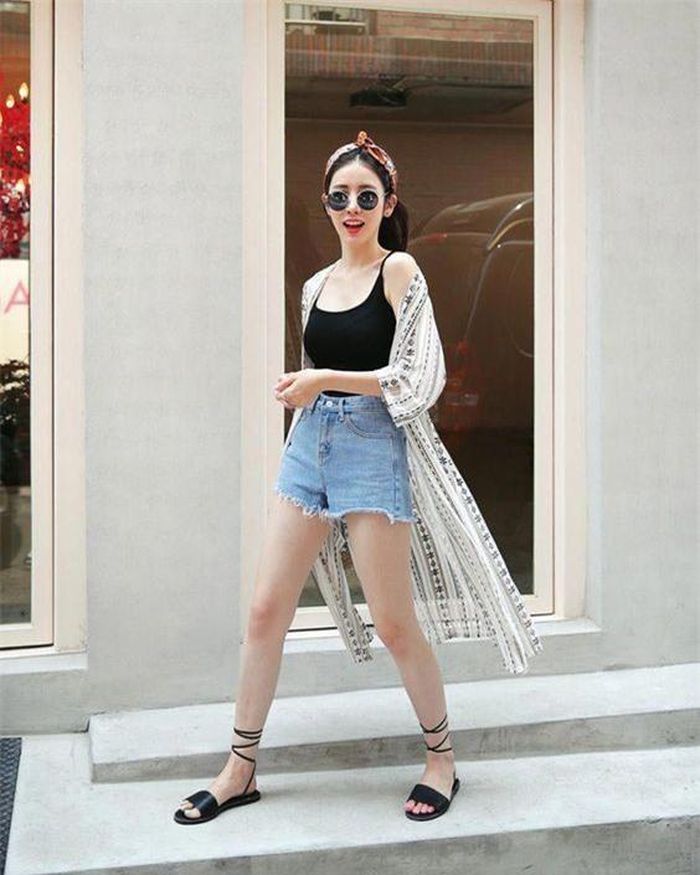 Người ta thường diện quần jean với áo phông hay sơ mi, nhưng khi kết hợp với chiếc áo hai dây sét đồ như nâng tầm hơn cả.