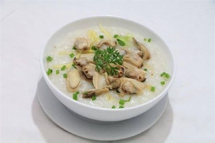 Cháo hàu nên ăn ngay lúc nóng để tránh bị tanh.