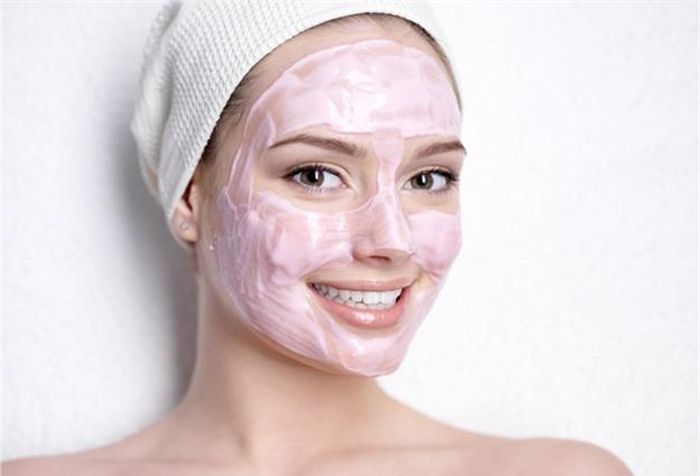 Làm đẹp bằng nước hoa hồng đem lại vẻ tươi sáng cho làn da của chị em