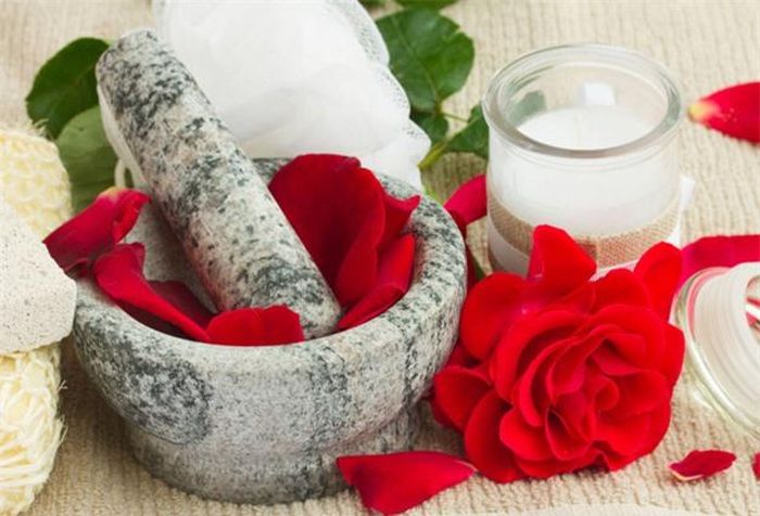 Làm đẹp da bằng nước hoa hồng giúp loại bỏ da chết hiệu quả