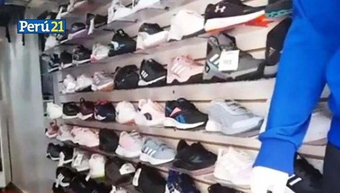 Video từ camera giám sát cho thấy cảnh ba người ăn cắp 200 chiếc giày thể thao trị giá ước tính 13.000 USD từ một cửa hàng ở Peru - nhưng tất cả đều dành cho chân phải. Ảnh: Peru21.
