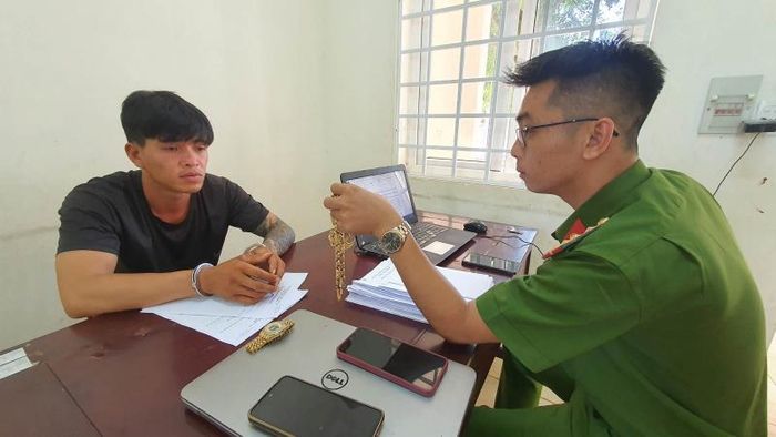 Cán bộ điều tra đấu tranh với “đạo chích” Khánh.