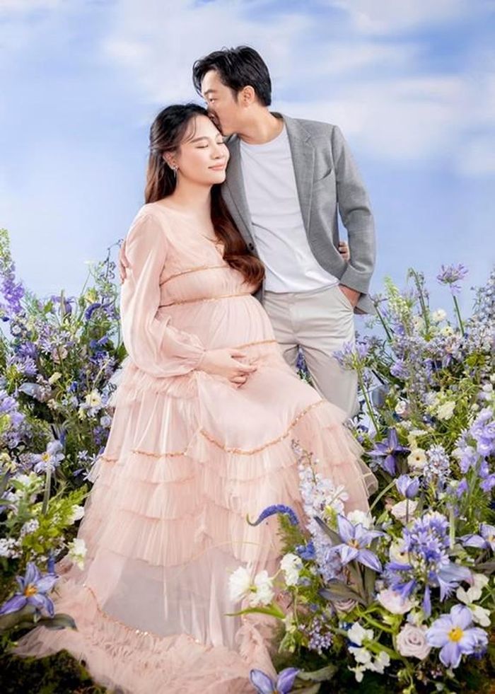 Nữ ca sĩ sinh năm 1989 chụp nhiều bộ ảnh nghệ thuật khi mang thai.