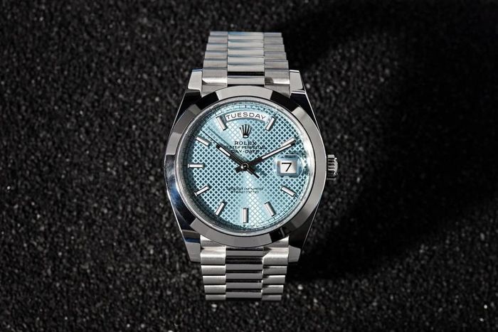 Hơn nữa, các chuyên gia ước tính để làm ra một chiếc đồng hồ Rolex cần tới khoảng một năm. Do đó, thời gian xếp hàng chờ để mua được một chiếc thường kéo dài từ vài tháng đến vài năm. Ảnh: Forbes
