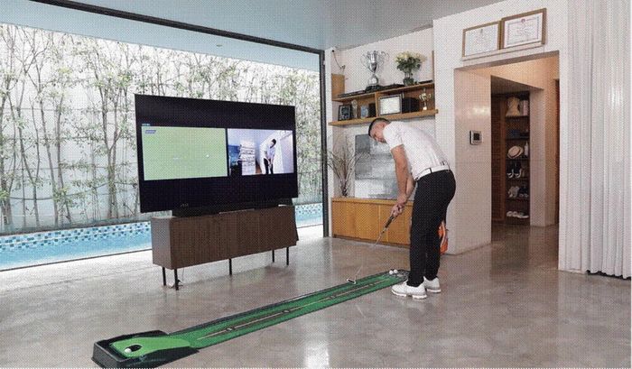 Trong nhà, vợ chồng Bình Minh thiết kế góc thể dục để duy trì thói quen tập luyện thể thao hàng ngày. Ảnh: Zing