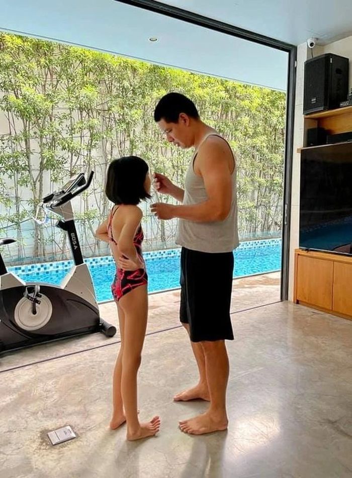 Bể bơi chạy dọc ngôi nhà. Ảnh: FBNV