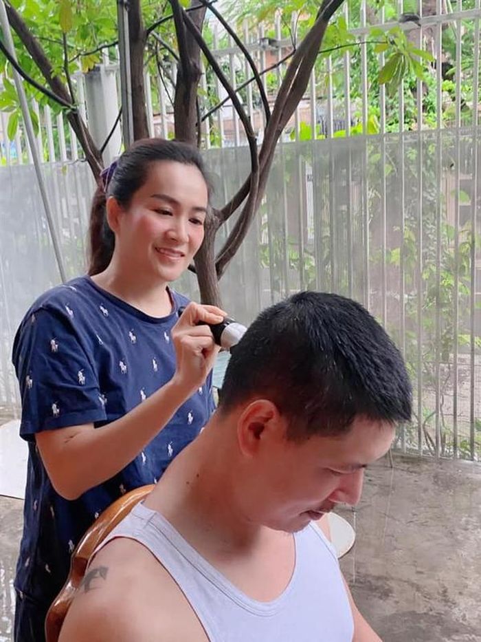 Sân vườn rợp bóng cây xanh. Ảnh: FBNV