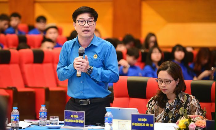  Ông Vũ Minh Tiến, Viện trưởng Viện Công nhân và Công đoàn trả lời câu hỏi từ đoàn viên thanh niên. Ảnh: Xuân Tùng 