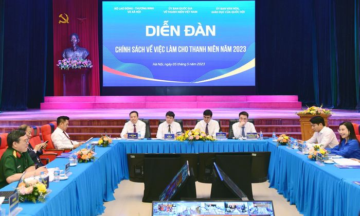  Anh Bùi Quang Huy, ông Tạ Văn Hạ, ông Lê Văn Thanh và anh Nguyễn Tường Lâm chủ trì diễn đàn. Ảnh: Xuân Tùng 