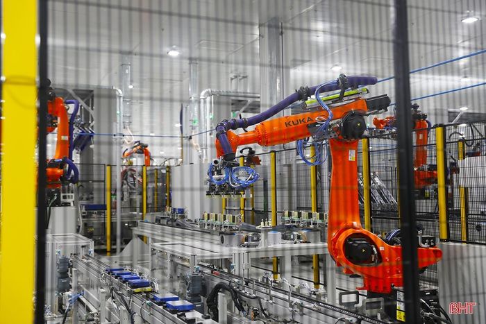 Hình ảnh dàn robot tiến hành lắp ráp các bộ pin.