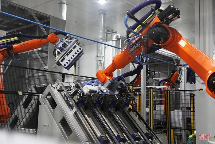 Hệ thống robot còn thực hiện việc đo đạc, kiểm tra, lắp ráp tự động, thực hiện công việc yêu cầu tốc độ cao, thao tác phức tạp mà con người không thể thực hiện được.