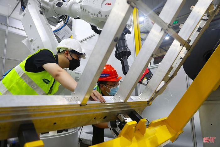 Để lắp đặt các robot này đòi hỏi đội ngũ kỹ sư có tay nghề cao am hiểu về robot và tự động hóa...