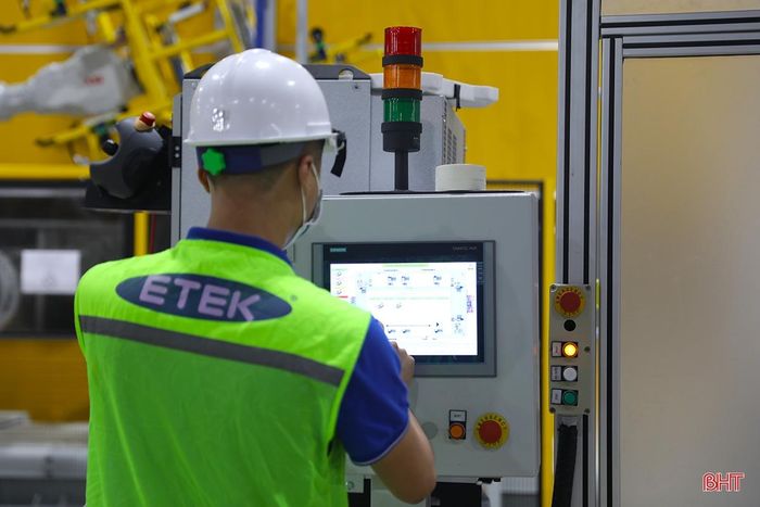 Anh Trịnh Xuân Tú - Xưởng trưởng Nhà máy Sản xuất Pin VinES cho biết: "Với các tác vụ này của robot, dây chuyền sản xuất có thể giảm tải 80% nhân lực, tăng công suất tối đa lên 200% tùy vào từng ứng dụng và giúp đảm bảo sức khỏe cho con người...".