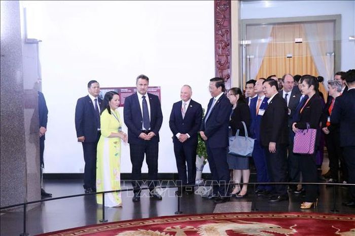 Chủ tịch UBND Thành phố Hồ Chí Minh Phan Văn Mãi hướng dẫn Thủ tướng Đại công quốc Luxembourg Xavier Bettel tham quan Hội trường Thống Nhất.