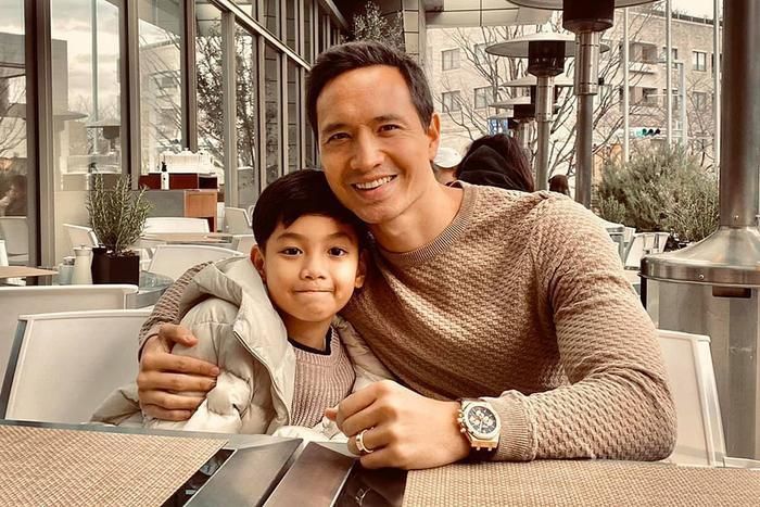 Subeo nhận được tình yêu thương từ bố Kim Lý. Trước đó, Kim Lý cũng từng chia sẻ: "Subeo là con riêng của Hà, nhưng tôi luôn coi con như con ruột"