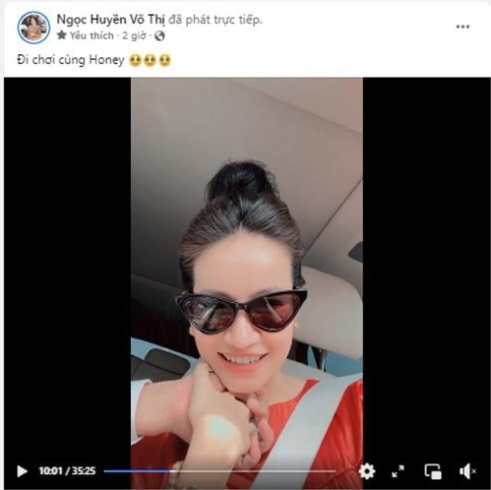 Huyền Cò được chồng chăm sóc chu đáo, đích thân hộ tống ra sân bay, cả hai “tay trong tay” đi du lịch Singapore, ảnh cắt từ livestream lúc 14h15 ngày 04/5/2023 trên trang cá nhân của cô