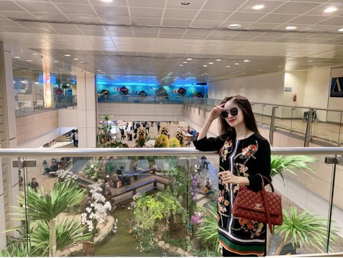 Sau 10 năm hoạt động trong lĩnh vực kinh doanh, Huyền Cò sở hữu khối tài sản khiến nhiều người ngưỡng mộ. Ở tuổi 27, nữ doanh nhân tự chủ tài chính, hạnh phúc bên chồng sắp cưới trong những chuyến du lịch nước ngoài 
