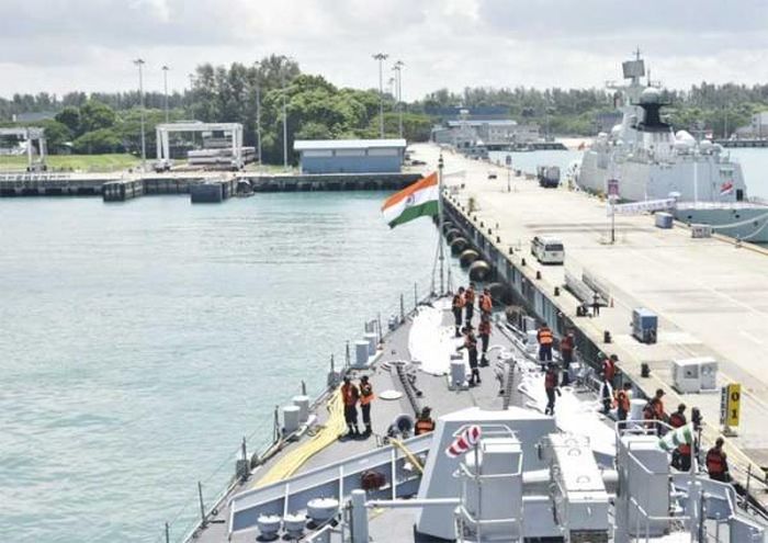 Hai tàu INS Satpura và INS Delhi cập cảng ở Singapore.