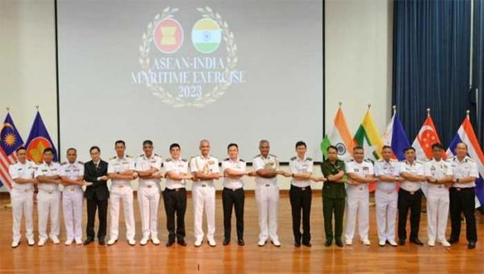 Đại diện các quốc gia thành viên của ASEAN và Ấn Độ tham gia cuộc diễn tập chụp ảnh lưu niệm.