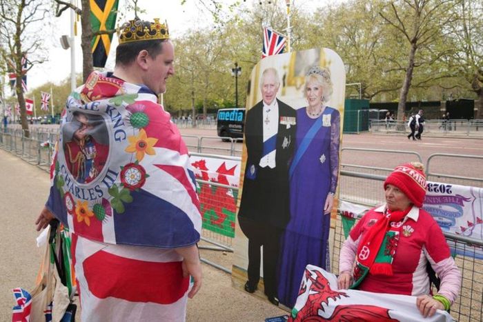 Bà Anne Daley, 65 tuổi, đến từ Cardiff Wales, trò chuyện với người xung quanh mình. (Ảnh: Reuters)